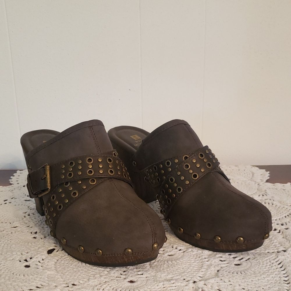Cute White Mountain Brown Faux Leather Studded Buckle WALLIS Clogs Mules Sz 8.5